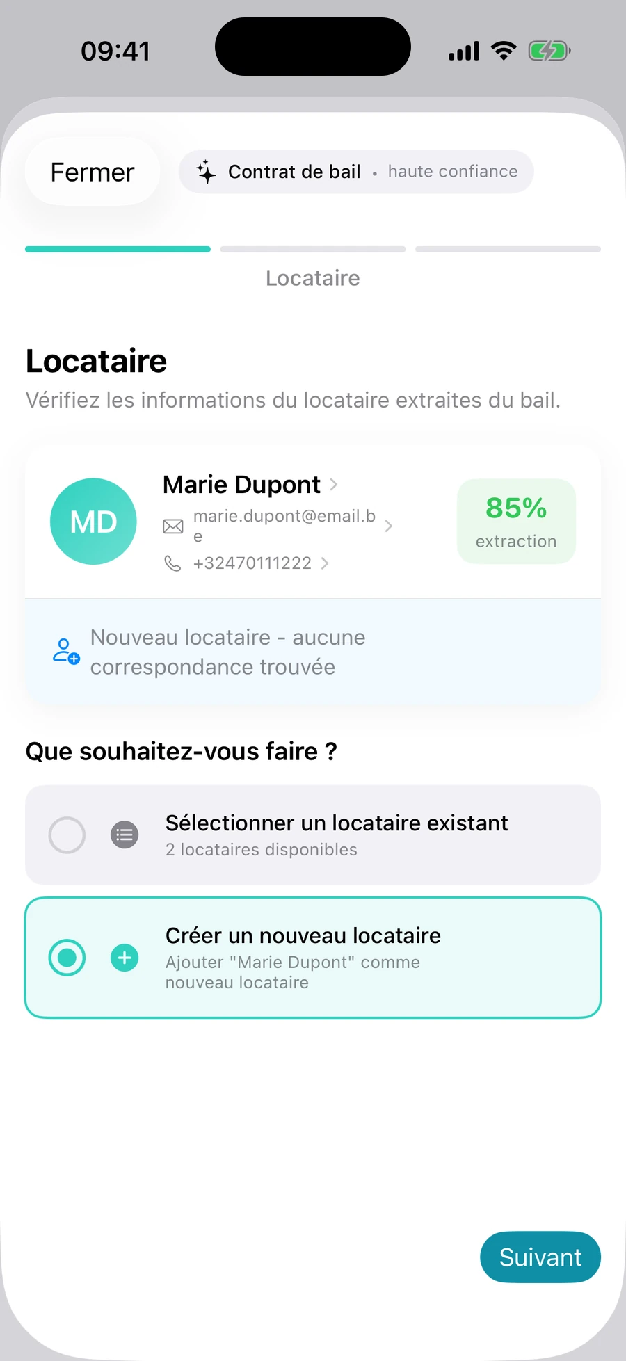 Aperçu de l'écran d'import RentFlow : un document photographié, son type détecté par l'IA et ses informations extraites et structurées dans la fiche.